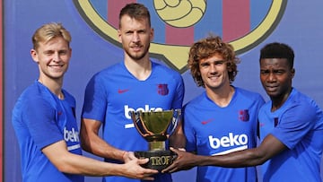 De Jong, Neto, Griezmann y Wague , los cuatro refuerzos que han llegado hasta el momento, posan con la copa del Gamper.