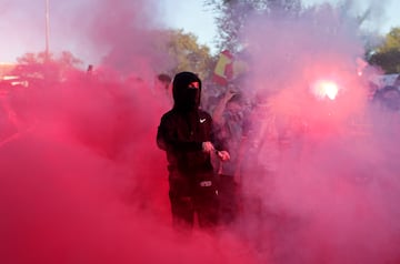 Ambiente en los alrededores del Cívitas Metropolitano antes del derbi madrileño.