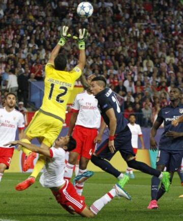 El delantero mexicano Raúl Jiménez se llevó un fuerte golpe, con su propio compañero, el guardameta  Julio César en el segundo tiempo del Atlético Madrid - Benfica