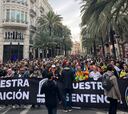 Cerca de 20.000 valencianistas salen a la calle en contra de la gestión de Lim