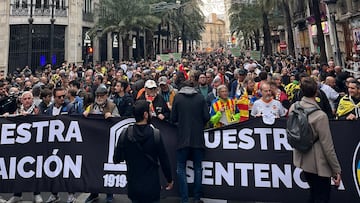 Cerca de 20.000 valencianistas salen a la calle en contra de la gestión de Lim