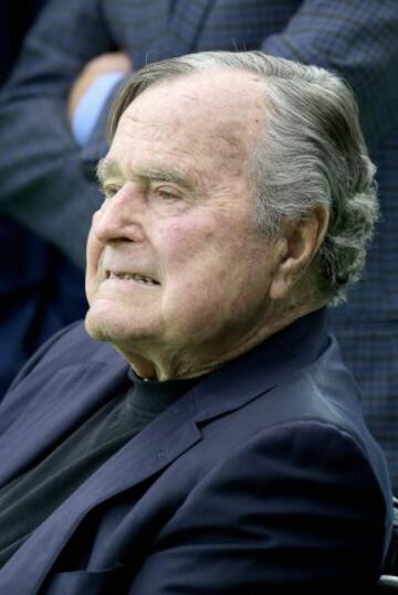 Y hablando de jedis y de Star Wars, aqu¨ª tenemos al Emerador Palpatine. No, en realidad es George Bush padre, expresidente de Estados Unidos. Aunque ahora que lo pienso, poca diferencia hay entre dirigir el Imperio Gal¨¢ctico y los USA...