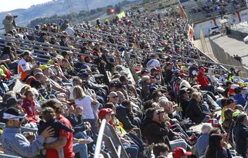 Seguidores que se han acercado al circuito de Cheste para disfrutar del motociclismo. 