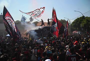 Los aficionados del Flamengo rodearon masivamente en Río de Janeiro (Brasil) el autobús que transportaba a la plantilla de su equipo en su camino al aeropuerto de Galeao para desplazarse a Guayaquil (Ecuador),
donde el día 29 disputaron la final de la Copa Libertadores contra el Atlético Paranaense.