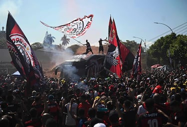 Los aficionados del Flamengo rodearon masivamente en Río de Janeiro (Brasil) el autobús que transportaba a la plantilla de su equipo en su camino al aeropuerto de Galeao para desplazarse a Guayaquil (Ecuador),
donde el día 29 disputaron la final de la Copa Libertadores contra el Atlético Paranaense.