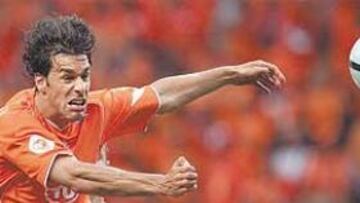 <b>ÉL ES EL GRAN PELIGRO.</b> El delantero holandés es la gran preocupación del seleccionador portugués, que ha advertido públicamente al árbitro Frisk para que vigile la posición del delantero, y la mejor baza de Advocaat. Ruud está muy motivado: también persigue ser el máximo goleador. Ya lleva cuatro tantos.