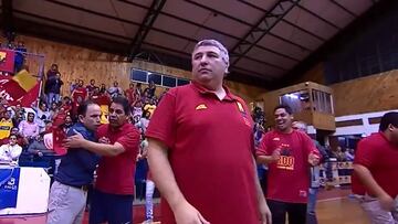 El DT admirador de Bielsa que brilla en el básquet chileno