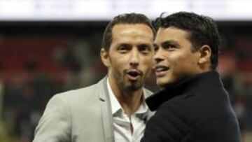 Thiago Silva y Nené charlan amigablemente.