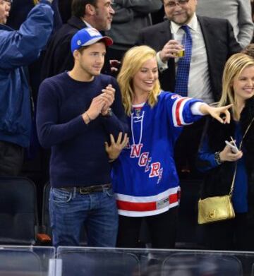 Tom Ackerley y Margot Robbie.