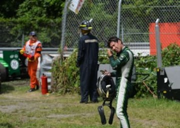 Kobayashi se aleja después de abandonar la carrera en el Circuito Gilles Villeneuve en Montreal