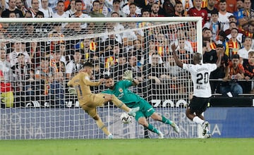 Ferran Torres y Giorgi Mamardashvili.