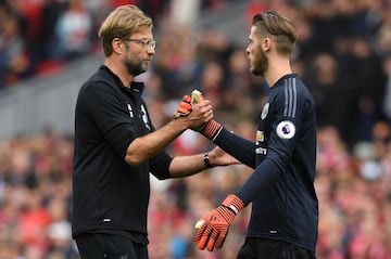 Klopp shakes hands with David de Gea on full-time.