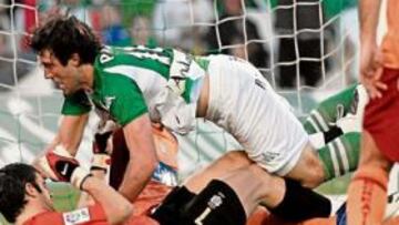 <b>POSIBLE PENALTI. </b>Betó hizo falta a Pavone, que cayó enciama de Sorrentino. Iturralde no señaló el punto de penalti.