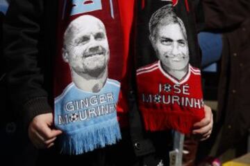 Las bufandas a la venta del partido de la Premier entre el Burnley y Manchester United muestran a sus entrenadores, Sean Dyche y José Mourinho, respectivamente.