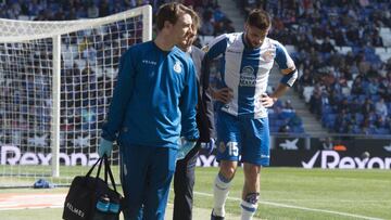 David López se retira del campo tras su lesión.