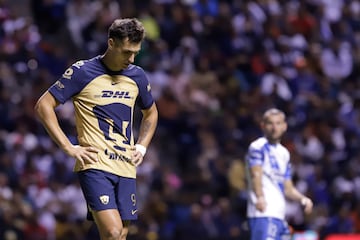 MEX4930.PUEBLA (MÉXICO), 23/09/2022.- Juan Dinenno de Pumas se lamenta hoy contra el Puebla, durante un partido por la jornada 7 del torneo Apertura 2022 de la Liga MX, en el estadio Cuauhtémoc en Puebla (México). EFE/ Hilda Ríos
