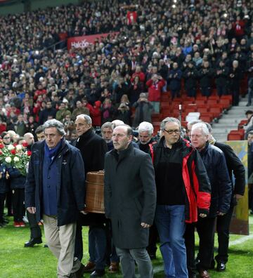 El estadio de El Molin¨®n acoge hoy el funeral por Enrique Castro "Quini", exjugador del Sporting, con las tribunas abiertas al p¨²blico.