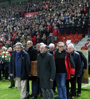 El estadio de El Molinón acoge hoy el funeral por Enrique Castro "Quini", exjugador del Sporting, con las tribunas abiertas al público.