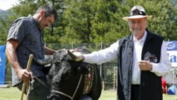 MONTAÑA. A Blatter le regalaron una vaca llamada ‘Colombo’.