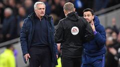Jose Mourinho y su asistente reclaman la segunda amarilla de Raheem Sterling (Manchester City) a Graham Scott, cuatro &aacute;rbitro del encuentro entre Tottenham y Manchester City. 
