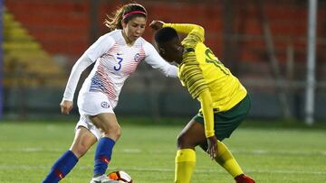 Futbol, Chile vs Sudafrica.
Partido amistoso 2018.
La jugadora de Chile Carla Guerrero,izquierda, juega el balon contra Sudafrica durante el partido amistoso en el Estadio Santa Laura.
Santiago, Chile.
09/10/2018
Karin Pozo/Photosport******
Football, Chile vs South Africa.
Friendly match 2018.
Chile player Carla Guerrero, left right center, play the ball against South Africa during the friendly football match at Santa Laura Stadium in Santiago , Chile.
09/10/2018
Karin Pozo/Photosport