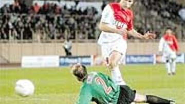 <b>FIN A LOS PROBLEMAS</B>. El gol de Dado Prso rompió fi nalmente la defensa del Lokomotiv en el estadio Louis II de Mónaco.