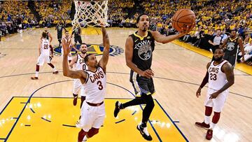 Shaun Livingston anota durante el segundo partido entre los Golden State Warriors y los Cleveland Cavaliers.