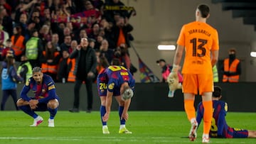 Los jugadores del Barcelona desolados tras finalizar el partido.