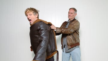 Juan Díaz y Miguel Alcantud, actor y director del montaje teatral de 'El verano en que mi madre tuvo los ojos verdes' posan para AS.