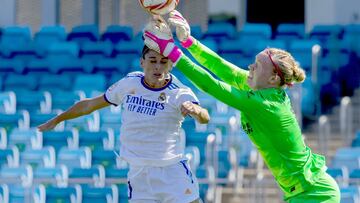 Esther y Lindahl durante un derbi Real Madrid-Atlético.