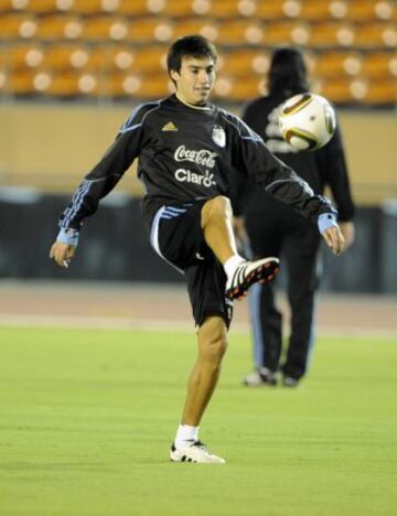 Nicolás Gaitán hizo su debut internacional para la Argentina el 30 de septiembre de 2009, en un partido amistoso