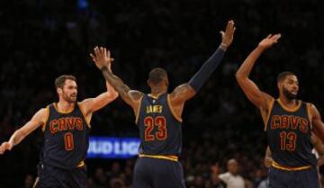 Kevin Love, LeBron James y Tristan Thompson, durante el New York Knicks-Cleveland Cavaliers.