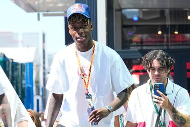  El futbolista del Athletic de Bilbao Nico Williams en el paddock del circuito de Barcelona-Cataluña, en Montmeló (Barcelona).
