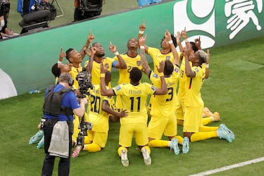 Los jugadores de Ecuador celebrando el gol 0-1 de Enner Valencia, el primero del Mundial.