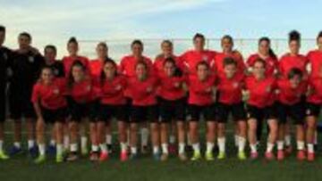 CONJUNTO. El Atl&eacute;tico F&eacute;minas y el cuerpo t&eacute;cnico posan en la Ciudad Deportiva de Majadahonda, donde disputa los partidos como local. 
 