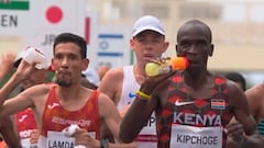 Lamdassem, junto a Kipchoge en la maratón de los Juegos de Tokio.