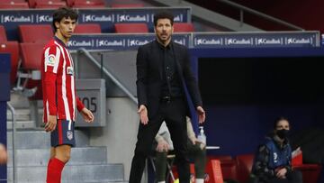 Jo&atilde;o F&eacute;lix durante el derbi junto a Simeone.