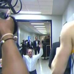 El dueño de los Warriors se arrodilla ante Klay Thompson