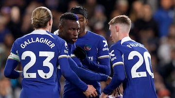 Los jugadores del Chelsea se pelean por tirar un penalti ante el Everton.