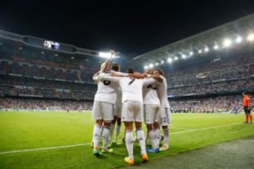 Los jugadores del Real Madrid celebran su triunfo.