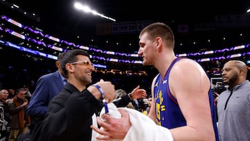 Novak Djokovic saluda a Nikola Jokic el sábado en Los Ángeles.