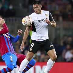 Maxi Gómez busca el gol... Y el remate