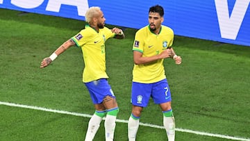 Doha (Qatar), 05/12/2022.- Lucas Paqueta of Brazil celebrates scoring the 4-0 goal with his teammate Neymar Jr during the FIFA World Cup 2022 round of 16 soccer match between Brazil and South Korea at Stadium 974 in Doha, Qatar, 05 December 2022. (Mundial de Fútbol, Brasil, Corea del Sur, Catar) EFE/EPA/Noushad Thekkayil