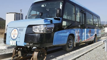 Japón inventa el primer tren-autobús del mundo y lo pone a funcionar