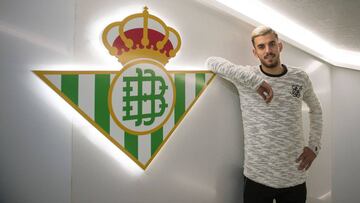 Dani Ceballos, con el escudo del Betis. 