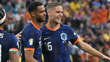 Joey Veerman celebra uno de los goles ante Austria junto a Gakpo.