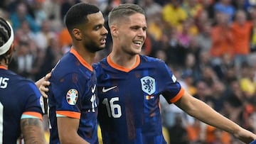Joey Veerman celebra uno de los goles ante Austria junto a Gakpo.