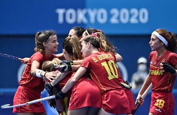 Victoria vital de las Redsticks. Qué triunfo más importante para España, que derrota a Nueva Zelanda por 1-2 con goles de Belén Iglesias y Lola Riera para sumar su primera victoria en el torneo y seguir con opciones.