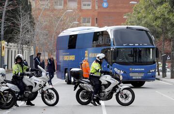 Llegada del autobús del FC Barcelona al hotel de concentración. 