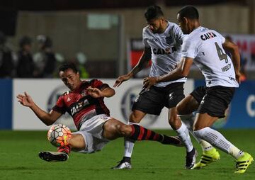 Damiao, de rojinegro, intenta un remate ante dos defensas del Figueirense.